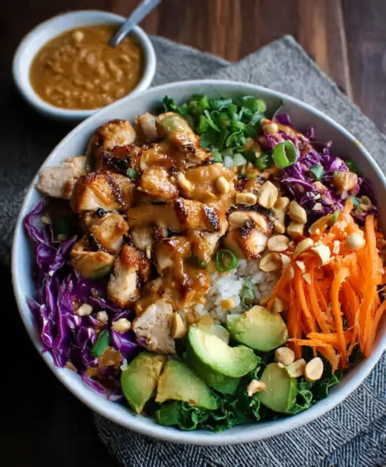 Thai Erdnuss Hähnchen Bowl | Einfaches & Leckeres Rezept
